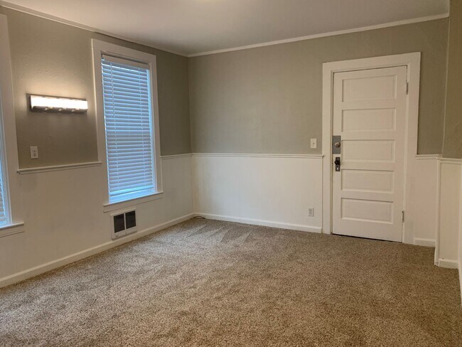 Building Photo - 950