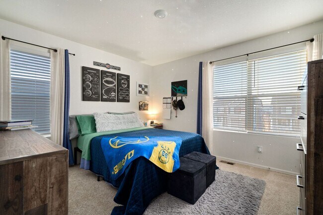 Building Photo - Beautiful 5 Bed Home in Raindance