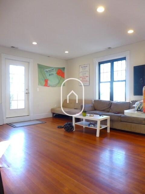 Building Photo - 45 Beech Glen St