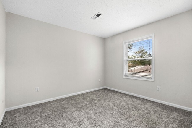 Building Photo - Rent Special if Sign a Lease now or in Feb!! 8 Blocks to the Beach!!