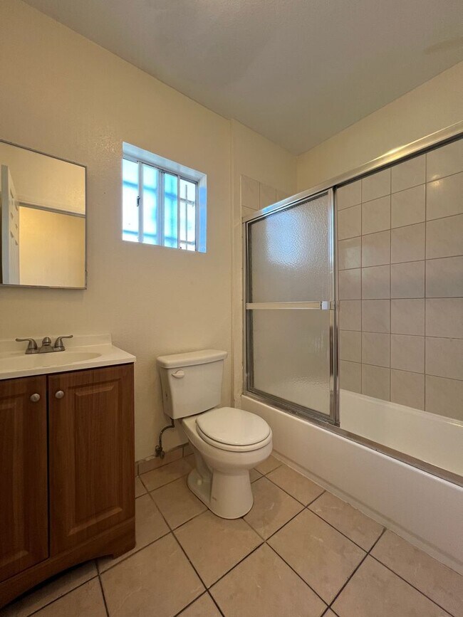 Building Photo - 8416 1/2-8416 1/2 Graham Ave