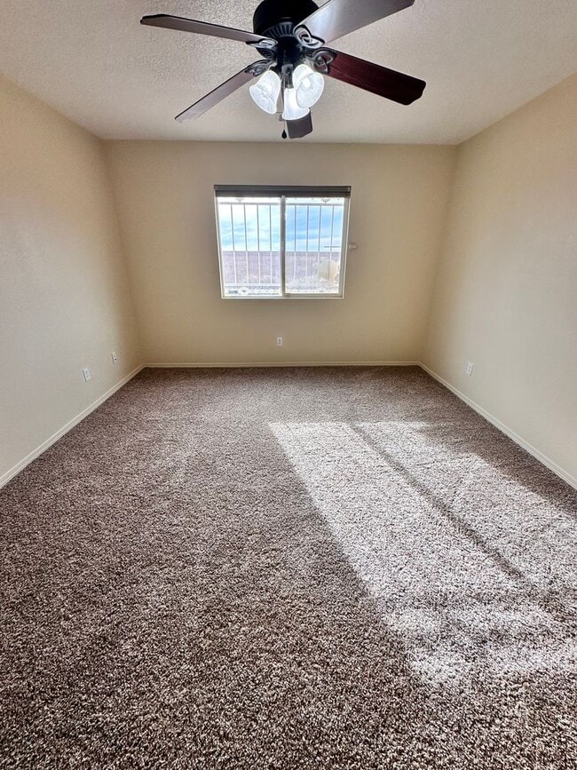 Building Photo - Super cute 3 bed 2 bath home in Huning Ranch. MOVE IN SPECIAL! 1/2 OFF 2ND MONTHS RENT!