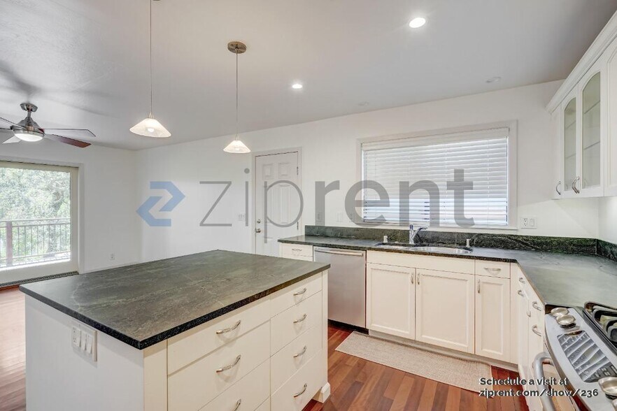Building Photo - 8 Balra Dr