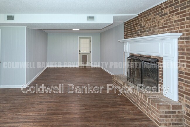 Building Photo - 313 Maple Way