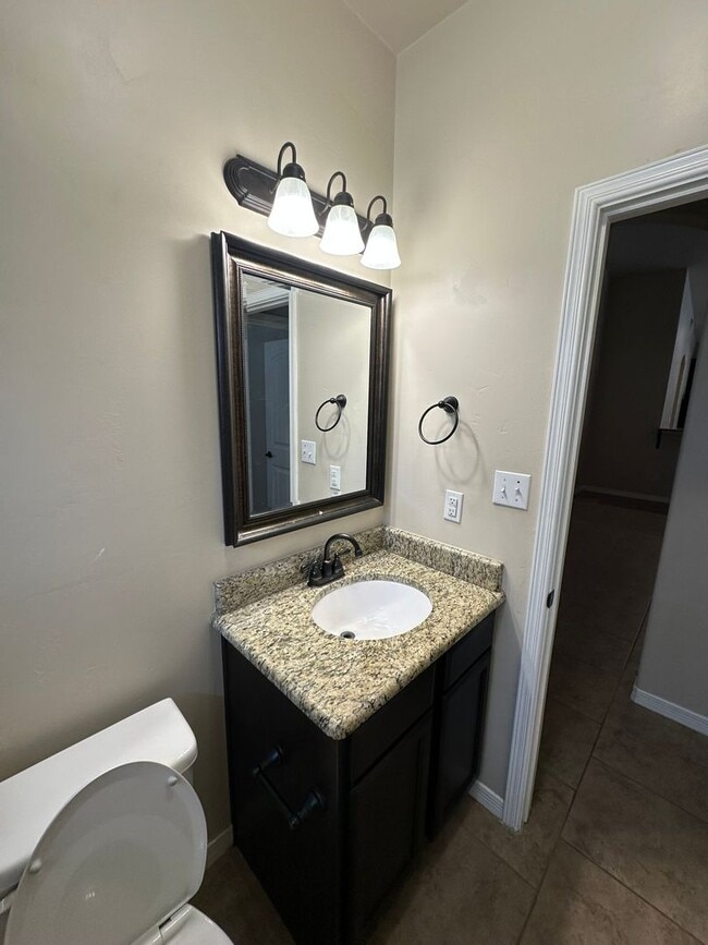 Building Photo - 3 Bed 2 Bath Home
