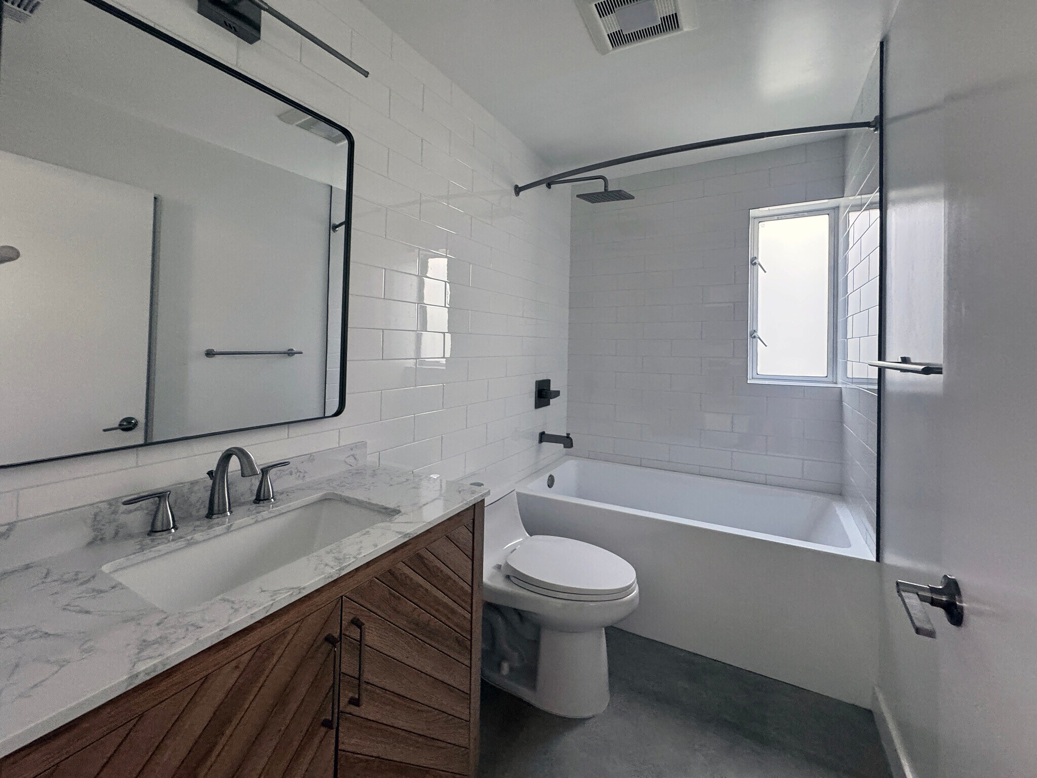 Building Photo - 1210 1/2 Manzanita St