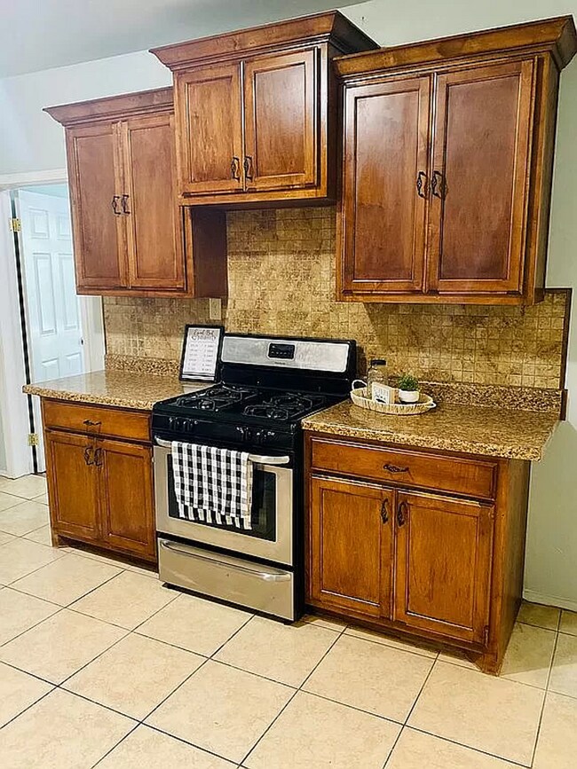 Building Photo - 4 bed 2 bath house for rent!