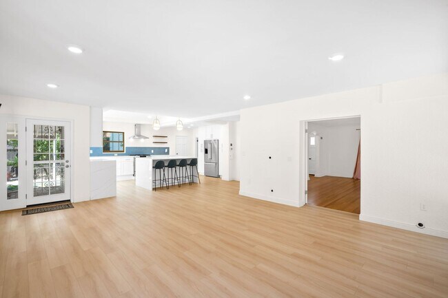 Building Photo - 525 Forest St