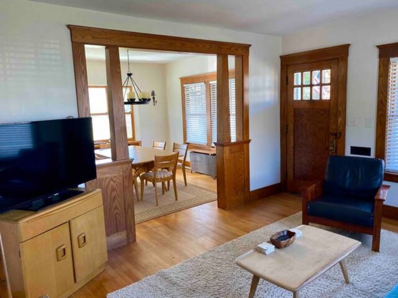 Building Photo - 319 Bridge St