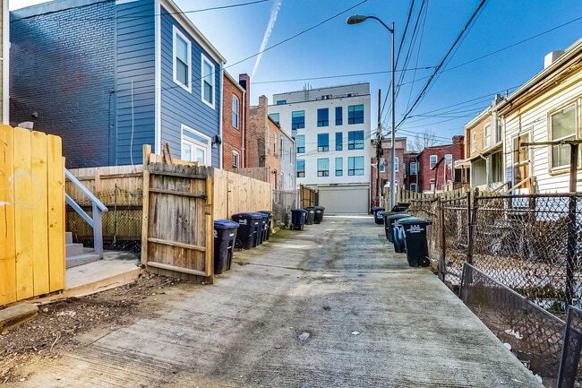 Building Photo - Spacious 3bd/2.5 bath updated townhome in ...