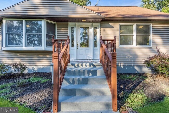 Building Photo - 165 Lakeview Dr S