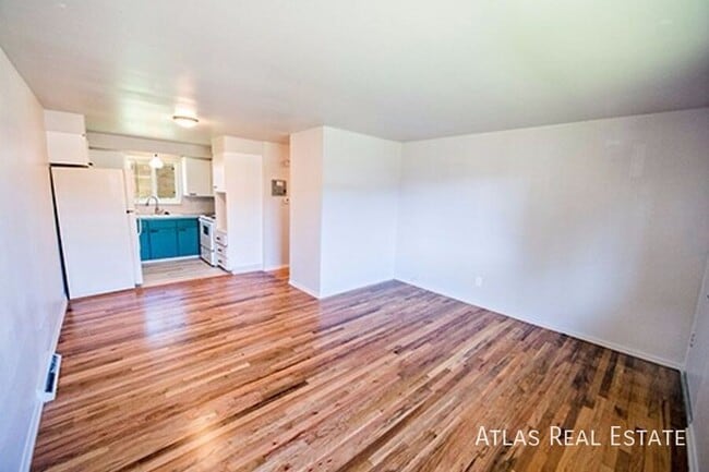 Building Photo - Pet-friendly 2BR with Laundry Onsite. Loca...