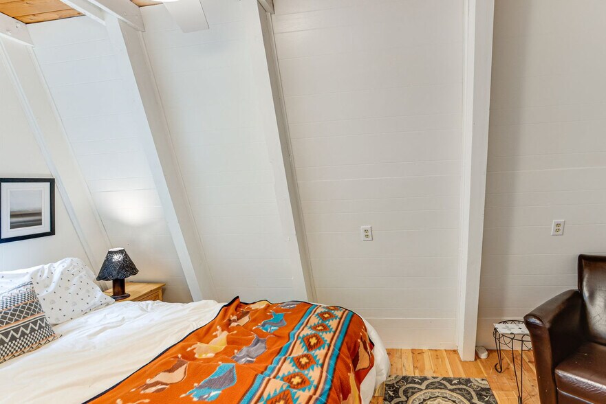 Building Photo - 420 N Pinecrest Dr