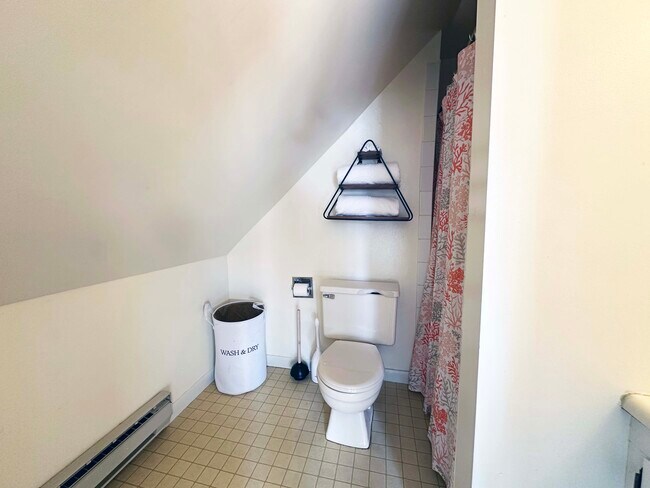 Building Photo - 13 Center St