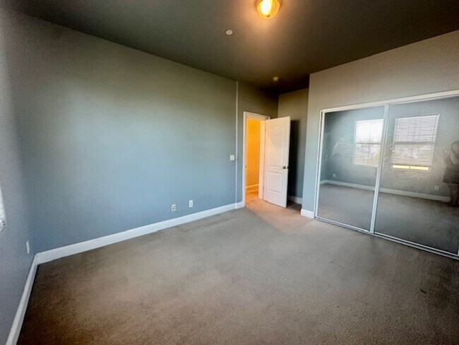 Building Photo - Beautiful Newer Home, Very Clean- Move In ...