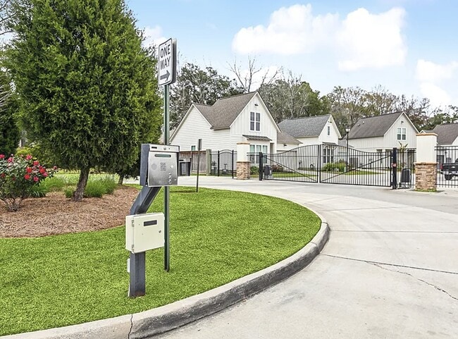 Building Photo - 9105 Southlawn Dr