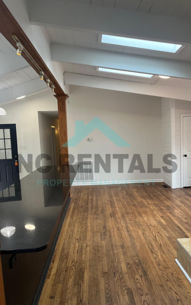 Building Photo - 1212 Red Oak Ave