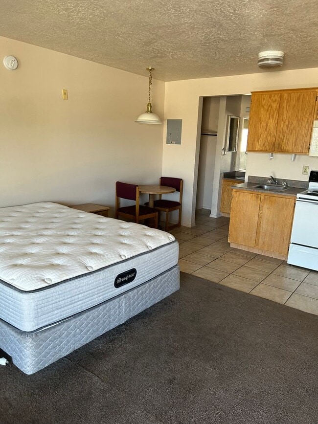 Building Photo - --Furnished Smokey Lane, Upper Level Studio--