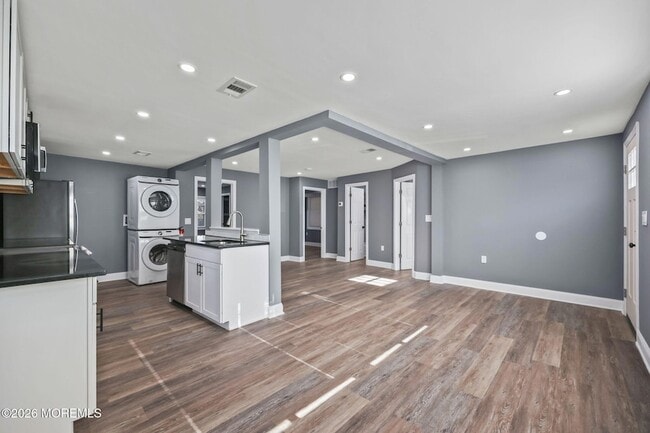 Building Photo - 143 Center Ave