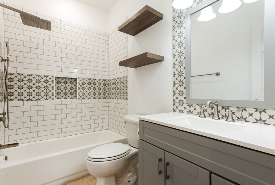 Building Photo - 1307 Kinney Ave
