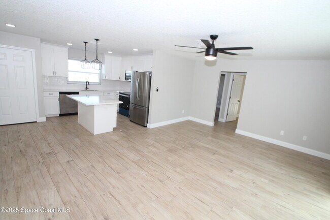 Building Photo - 1561 Rachel Ave SE