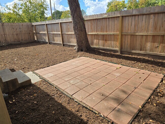 Building Photo - 2812 St Emanuel St