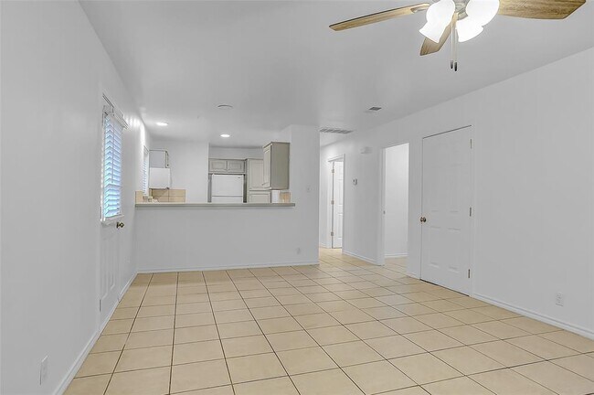 Building Photo - 1022 W Coffin St