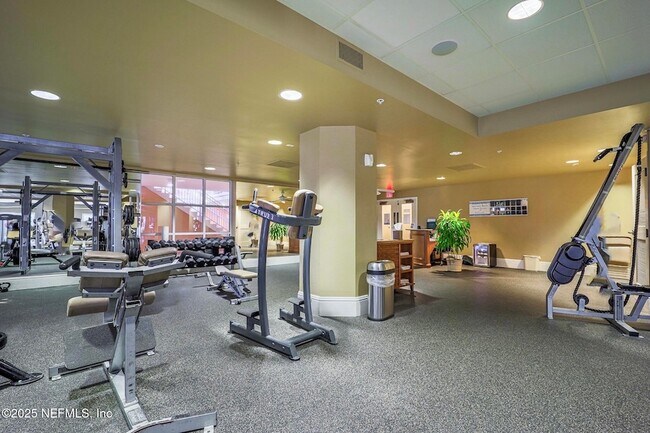 Building Photo - 9 Creek Side Dr