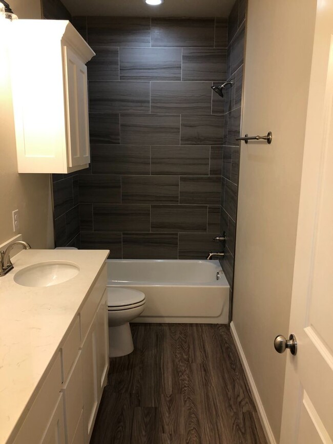 Building Photo - Stunning fully furnished 3 Bed 2.5 bath ho...