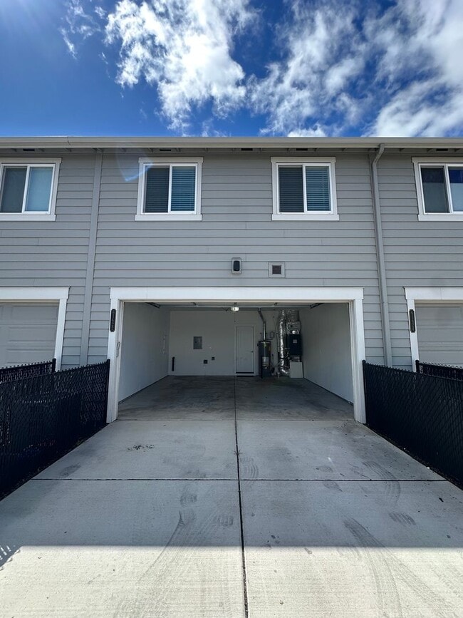 Building Photo - Gorgeous newer townhome in SE Bend!