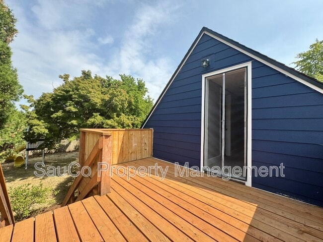 Building Photo - 6543 SE Borwick St
