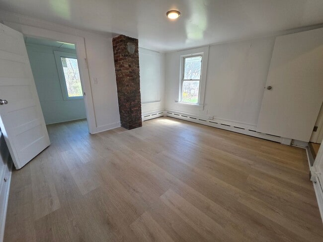 Building Photo - Beautiful Waterside 3 bedroom Single-Family Home - Catskill, NY