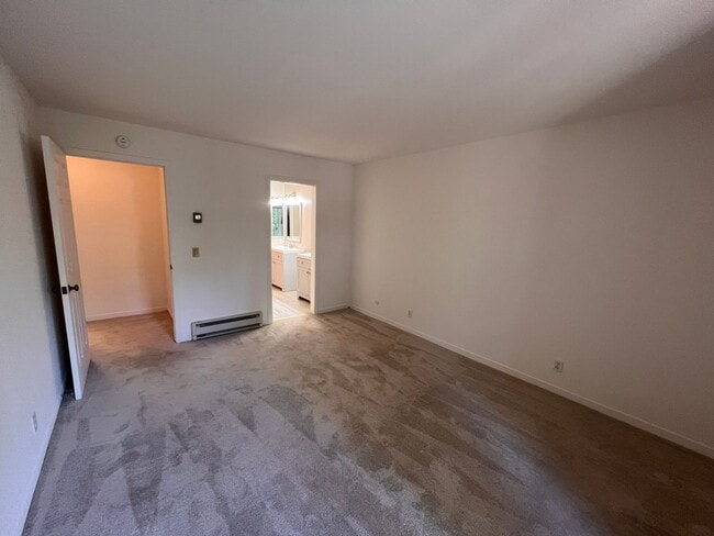 Building Photo - RENOVATED TWO BEDROOM TWO AND HALF BATH CO...