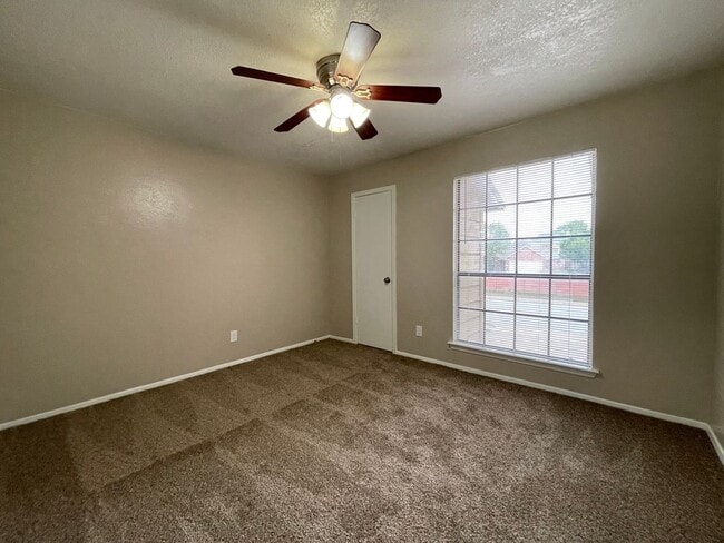 Building Photo - AVAILABLE NOW 2 BED 2 BATH APARTMENT IN EU...