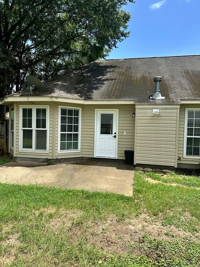 Building Photo - Gorgeous Home in Dothan, AL