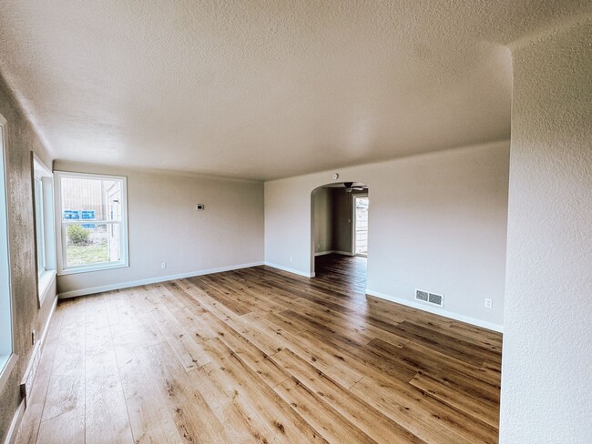 Building Photo - Newer Remodeled 2 Bed, 1.5 Bath – Private & Tucked Away Gem