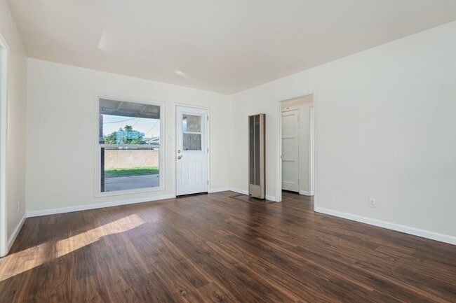 Building Photo - Updated Home with Guest Suite, Fireplace & RV Parking in Northwest Oxnard