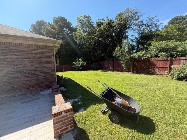 Building Photo - 4/2 Home Available Now!