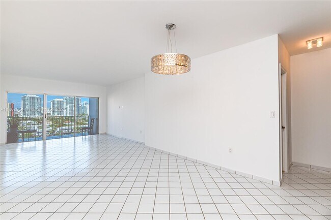 Building Photo - 500 Bayview Dr
