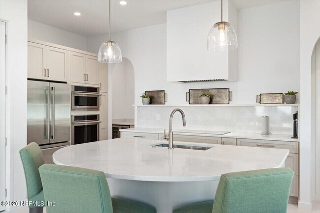 Building Photo - 114 12th Ave S