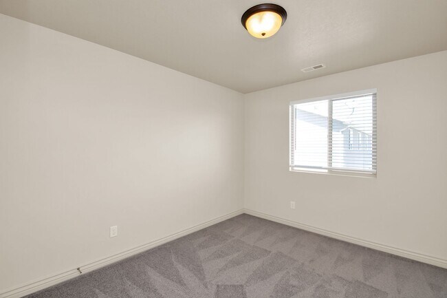 Building Photo - Beautiful 3 Bed, 2.5 Town Home in West Haven, Pet Friendly! Available NOW!
