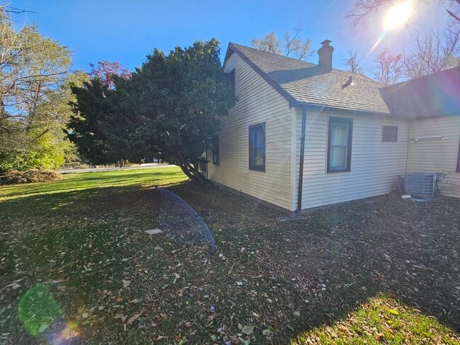 Building Photo - 1N670 River Dr