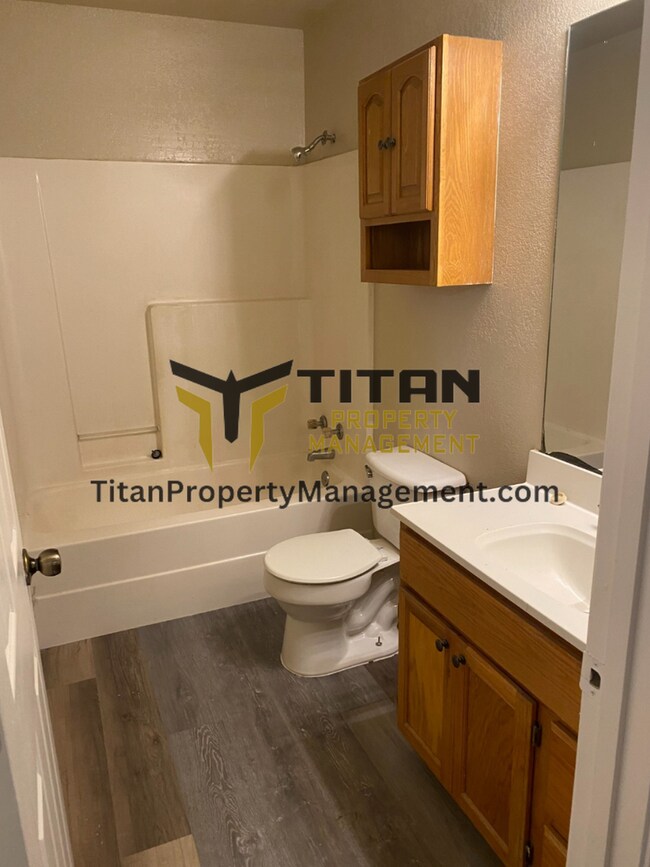 Building Photo - 3b/2b house