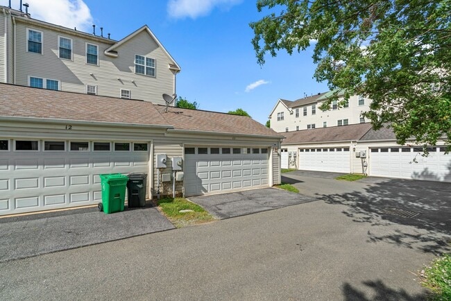 Building Photo - 2 Bed 2.5 Bath - Lakelands Townhome - Deta...