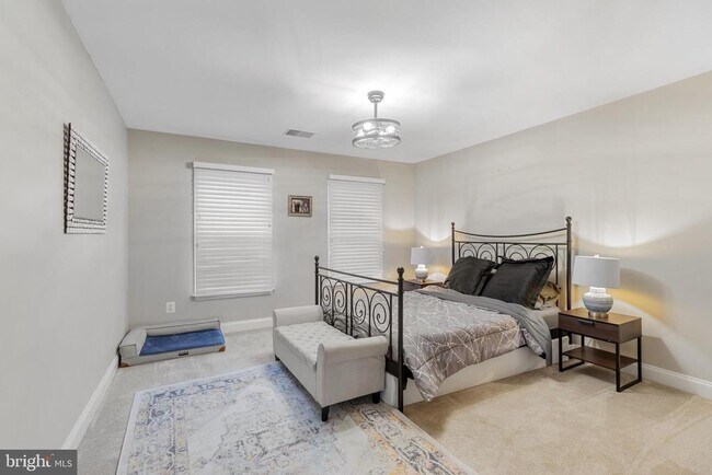 Building Photo - 15292 Golf View Dr