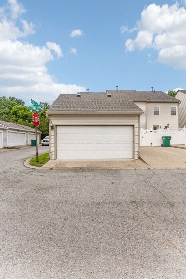 Building Photo - Beautifully maintained 3-bedroom, 2-bath townhome in Nashville’s highly desirable Lennox Village