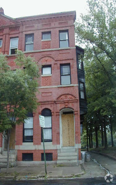 Building Photo - 261 Robert St