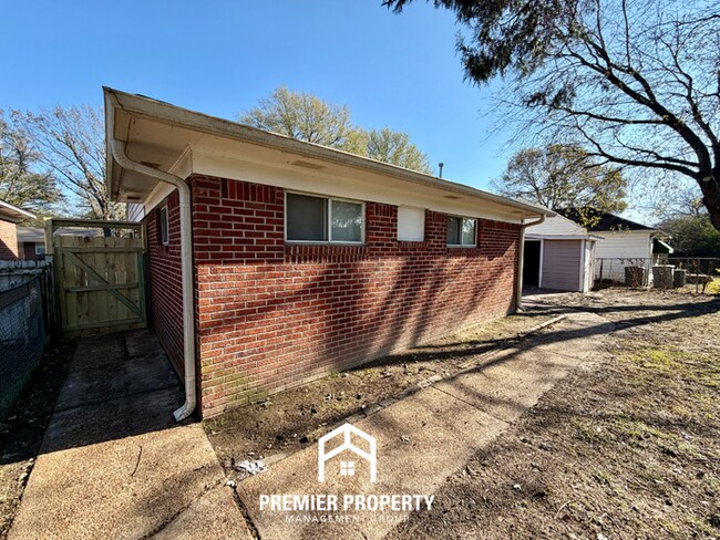 Building Photo - Charming 4BR Home in East Memphis w/ Hardwood Floors & Fenced Backyard