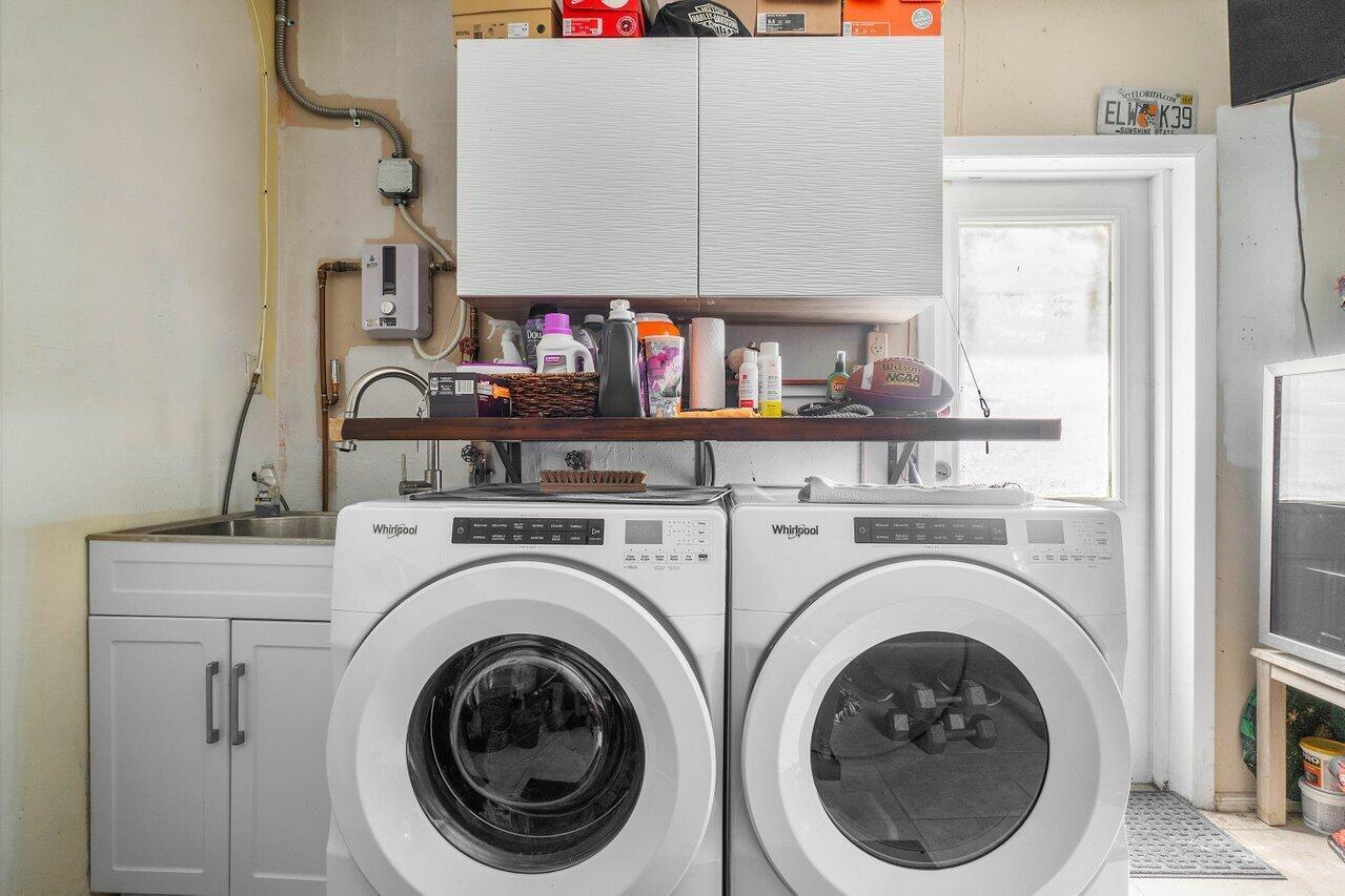 Building Photo - 6390 Kimberly Blvd