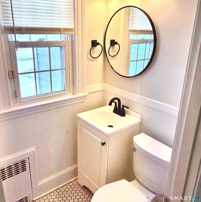 Building Photo - 302 Quaker Ln N